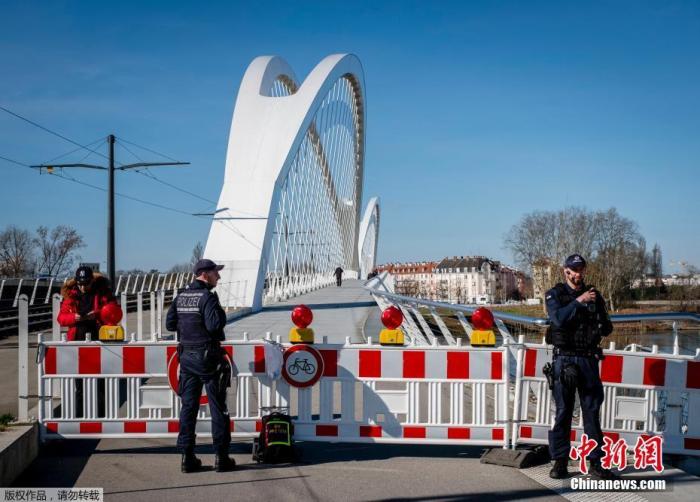 当地时间3月16日，为了遏制新冠疫情，德国警务人员在凯尔莱茵河的法国/德国边境守卫一座已经关闭的桥梁。