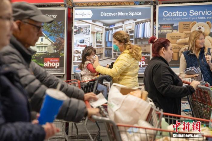 戴口罩的儿童与家长在美国旧金山湾区福斯特城一家Costco超市里交流。 <a target='_blank' href='http://www.chinanews.com/'>中新社</a>记者 刘关关 摄