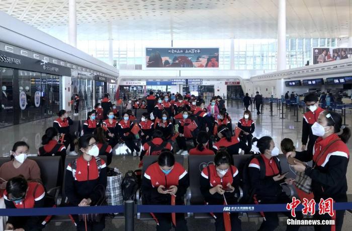 3月17日，海南援助湖北医疗队部分队员从武汉天河机场乘机离开。中新社记者 张芹 摄