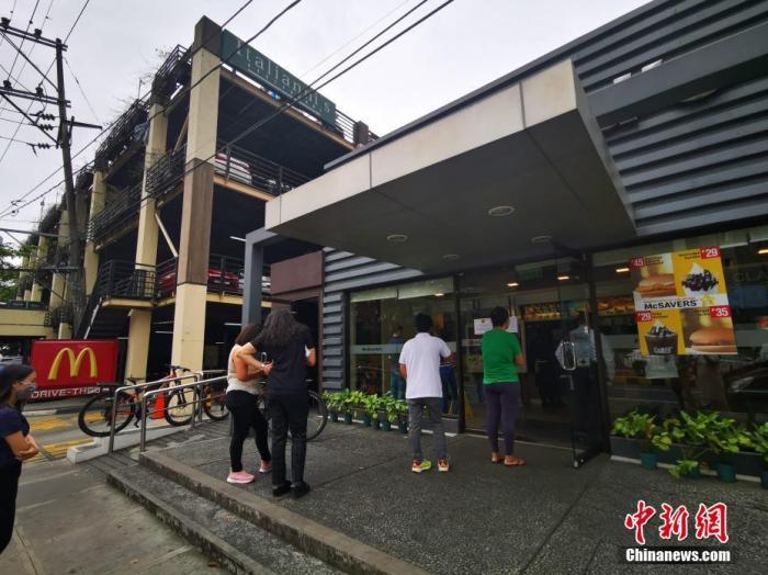 3月16日，马尼拉顶级商圈Greenbelt1-5商场全部关闭。外围沿街餐厅、蛋糕点、酒吧、居酒屋也一应关张，图为唯一开张的麦当劳，不能堂食，只提供外卖，顾客在门外排队。 当天是菲律宾总统杜特尔特宣布首都大马尼拉地区、从3月15日起实行30天“社区限制性隔离”后的第一个工作日。“围城”马尼拉城内商圈，处处可见“关门(Closed)”告示，街头车少人稀。 <a target='_blank' href='http://www.chinanews.com/'>中新社</a>记者 关向东 摄