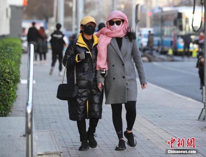 3月18日，北京迎来大风天气并伴有扬沙，市民“捂装”出行。<a target='_blank' href='http://www.chinanews.com/'>中新社</a>记者 贾天勇 摄