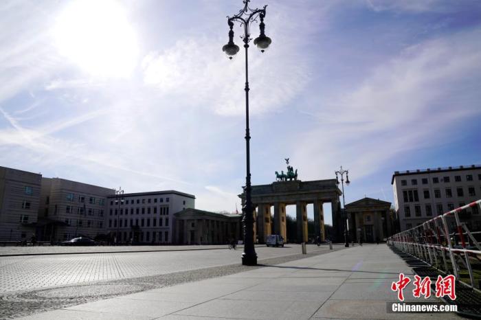 当地时间3月18日，柏林主要景点之一的勃兰登堡门鲜有游客。随着新冠肺炎疫情快速发展、确诊感染人数持续激增，在3月1日该国确诊129人时还被德内政部长泽霍费尔称作“最后手段”的封城，到了确诊突破1.2万人的3月18日，已成为包括首都柏林在内的德国大部分城市的现实。17日，柏林中小学和幼儿园停课，文化和娱乐场所亦全部关闭。18日起则执行更严格的措施，除超市、药房等之外的大部分商店关闭，餐厅亦被要求18时即打烊。随着大部分人转为在家工作，柏林18日当天和德国其它15州一起进入了媒体形容的“Lockdown”(封城)模式。 <a target='_blank' href='http://www.chinanews.com/'>中新社</a>记者 彭大伟 摄
