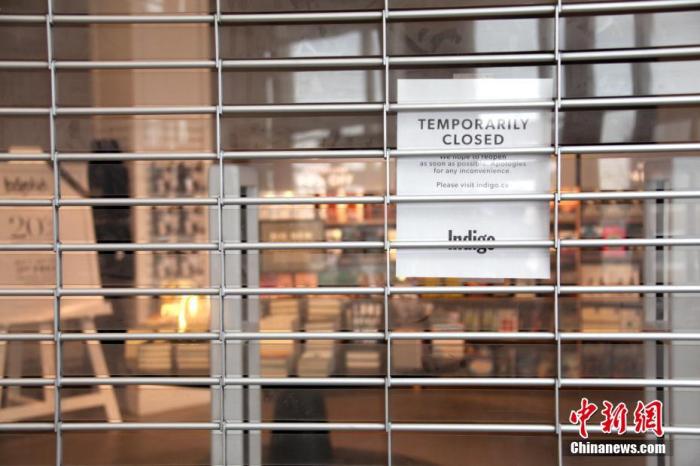 当地时间3月18日，加拿大多伦多大型商场约克戴尔(Yorkdale)购物中心内一家书店闭门谢客。中新社记者 余瑞冬 摄