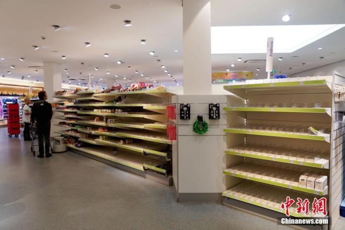 当地时间3月18日，柏林一家药妆连锁内的部分食品被卖空。<a target='_blank' href='http://www.chinanews.com/'>中新社</a>记者 彭大伟 摄
