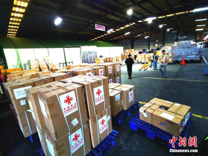 3月21日晨，圆通包机运载着菲方急需的医疗物资飞抵马尼拉，包括10万人份检测试剂、10万只医用外科口罩、1万只医用N95口罩和1万件医用防护服。中国援助物资的包装箱上张贴着白底红字的标贴，闭环的红丝带图案下写着“中国援助CHINA AID，FOR SHARED FUTURE(为了共同的未来)”。菲方数十位工作人员快速分解开货堆，用叉车分运并将物资摆放成一个个方阵。现场的菲卫生部工作人员告知，这些物资将被运往菲律宾各家医院。<a target='_blank' href='http://www.chinanews.com/'>中新社</a>记者 关向东 摄