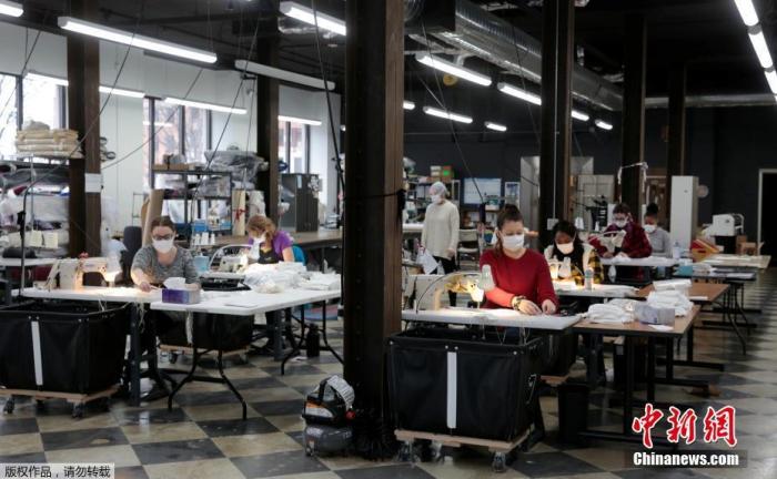 资料图：美国密歇根州庞蒂亚克市，“Detroit Sewn”工厂改产医用口罩。