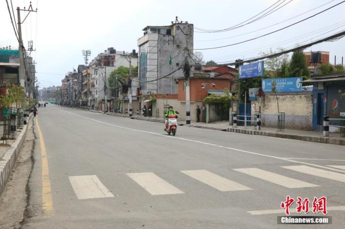 3月24日是尼泊尔实行全国性封锁的第一天。当天，加德满都街头行人很少，车辆也罕见。图为加德满都的一条主干道。<a target='_blank' href='http://www.chinanews.com/'>中新社</a>记者 张晨翼 摄