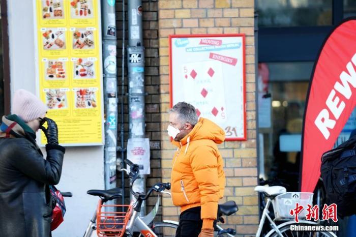 一位购物者佩戴口罩步出柏林市中心的大型超市。<a target='_blank' href='http://www.chinanews.com/'>中新社</a>记者 彭大伟 摄