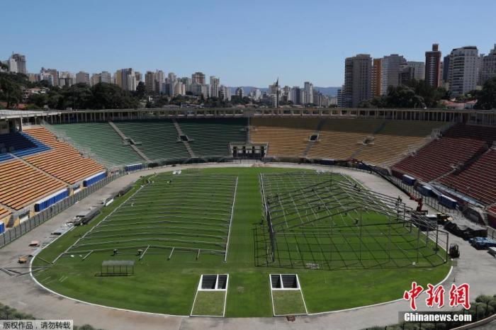 当地时间3月23日，巴西圣保罗，工人们在Pacaembu体育场建造一家临时野战医院。