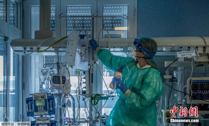 当地时间3月23日，在意大利米兰东南部的克雷莫纳医院重症监护室，医护人员正在为感染新冠状肺炎的重症患者治疗。