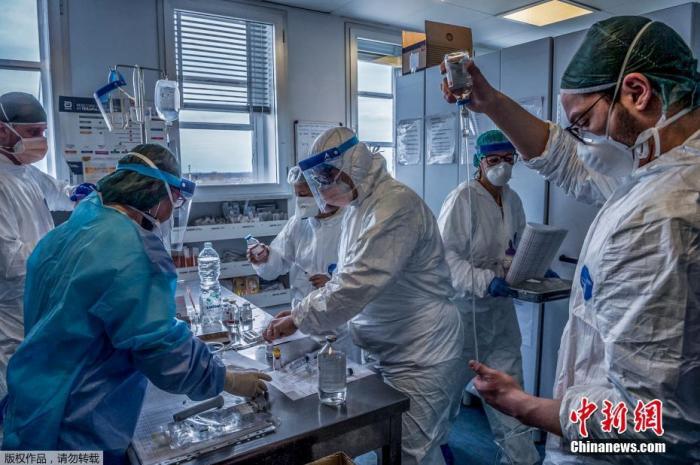 当地时间3月23日，探访意大利米兰东南部的克雷莫纳医院重症监护室，医护人员正在为感染新冠状肺炎的重症患者治疗。
