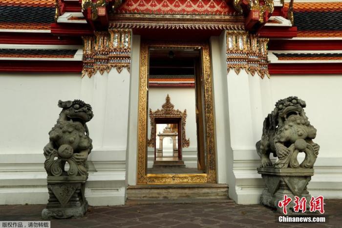 当地时间3月24日，由于受到新型冠状病毒影响，泰国曼谷著名旅游景点卧佛寺空无一人。该寺院是全曼谷最古老的庙，也是全泰国最大的庙宇。