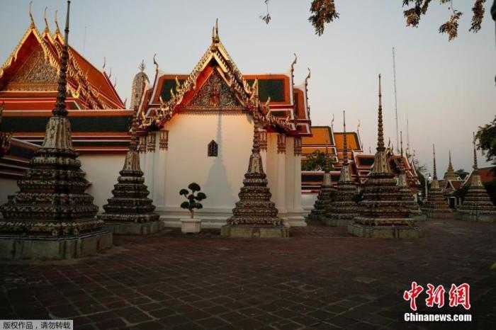 当地时间3月24日，由于受到新型冠状病毒影响，泰国曼谷著名旅游景点卧佛寺空无一人。该寺院是全曼谷最古老的庙，也是全泰国最大的庙宇。