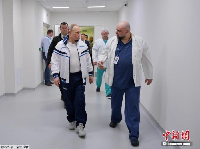 图为俄罗斯总统普京视察一家治疗新冠肺炎患者的医院。