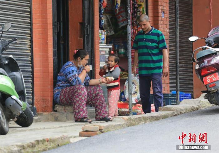 3月27日，加德满都市民在街边喝下午茶。当天是尼泊尔实行全国性封锁的第四天，市民在室外开展有限的活动。
<a target='_blank' href='http://www.chinanews.com/'>中新社</a>记者 张晨翼 摄
