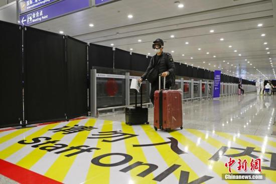 An inbound passenger walks at the T2 Terminal of Pudong Airport. (File photo/China News Service)