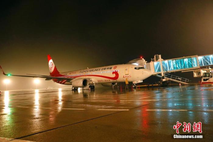 3月29日零时06分，搭载着64位乘客的福州航空FU6779航班从宜昌三峡机场起飞，这是该机场首架复航的班机，也是湖北省除武汉外恢复国内客运航班后起飞的首架离鄂民航客机。图为FU6779航班停靠宜昌三峡机场。<a target='_blank' href='http://www.chinanews.com/'>中新社</a>发 黄余洋 摄