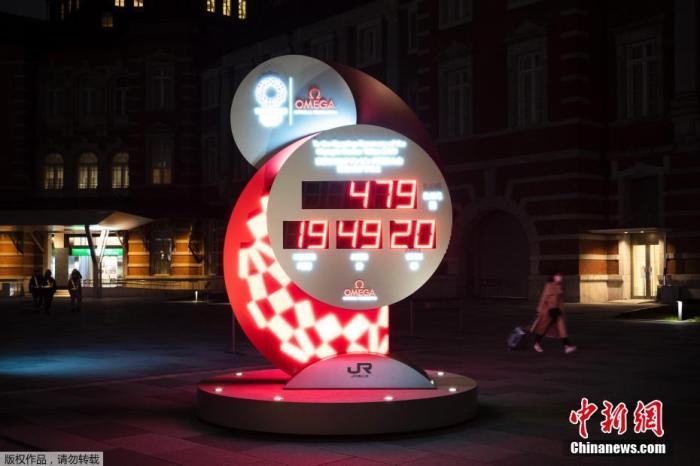 图为东京街头的奥运会倒计时牌重新启动计时。