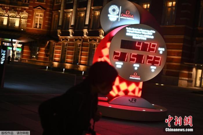图为东京街头的奥运会倒计时牌重新启动计时。