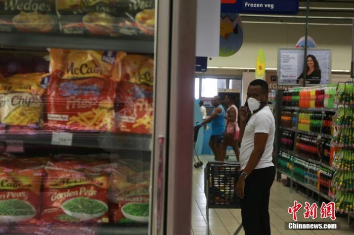 当地时间4日1日，南非约翰内斯堡，当地民众佩戴口罩在超市内选购冷冻食品。受疫情影响，南非已经实施全国范围“封城”。
<a target='_blank' href='http://www.chinanews.com/'>中新社</a>记者 王曦 摄