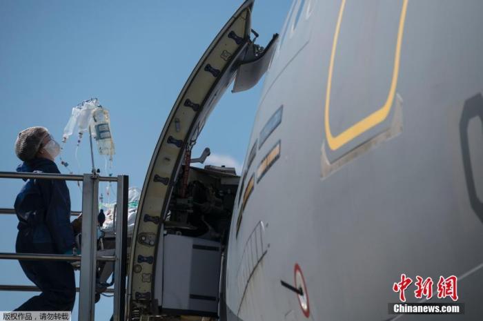 当地时间3月31日，法国Bale-Mulhouse机场，医务人员将一名新冠肺炎患者送上法国空军医疗空客A330-Phenix飞机。