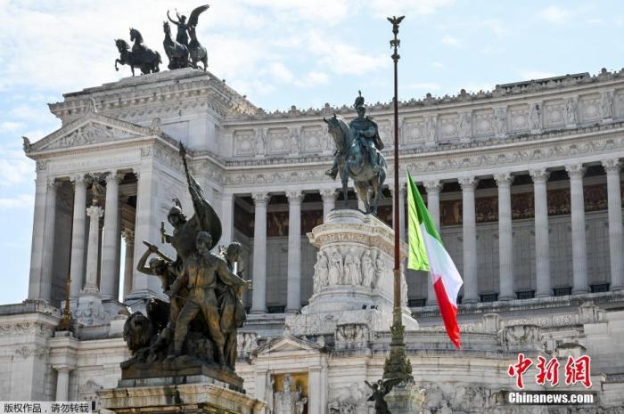 当地时间3月31日，意大利罗马维克多伊曼纽二世纪念碑旁降半旗后的意大利国旗。