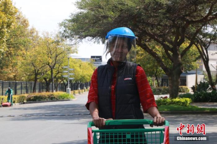 当地时间4日1日,南非约翰内斯堡,超市工作人员安吉利佩戴防护面罩整理购物车。受疫情影响,南非已经实施全国范围“封城”。
<a target='_blank' href='http://www.chinanews.com/'>中新社</a>记者 王曦 摄 当地时间4日1日,南非约翰内斯堡,超市工作人员安吉利佩戴防护面罩整理购物车。受疫情影响,南非已经实施全国范围“封城”。
<a target='_blank' href='http://www.chinanews.com/'>中新社</a>记者 王曦 摄