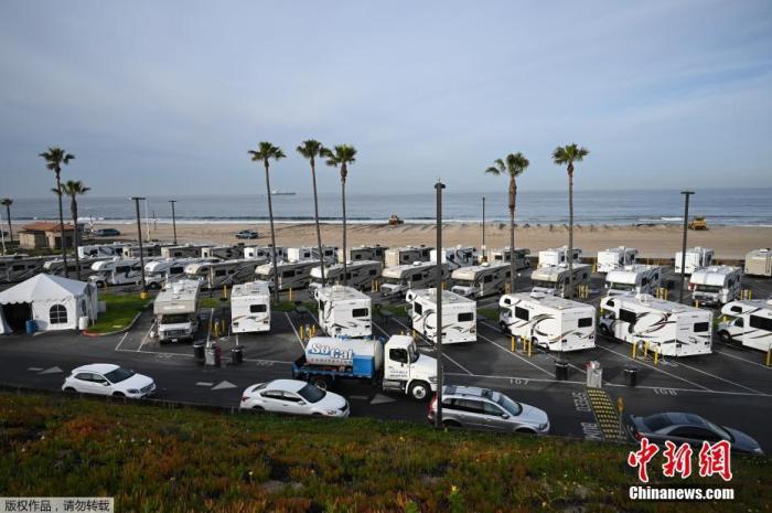 当地时间3月31日，美国加利福尼亚州洛杉矶的Dockweiler海滩，海滨停车场的房车被用作COVID-19患者的隔离区。据报道，在新冠肺炎疫情期间，由于无家可归或与高危家庭成员住在一起而无法自我隔离的人正在使用露营车隔离。