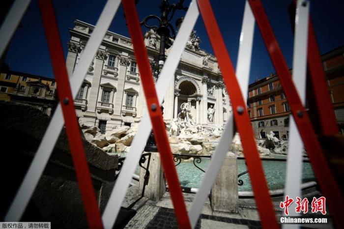 资料图：图为意大利罗马市中心特莱维喷泉前的一道封锁栅栏。