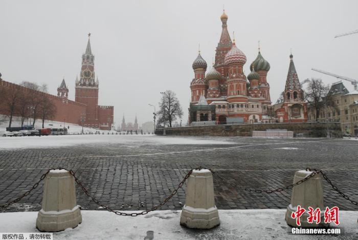 资料图：疫情下多国城市真实写照。图为春天里的寂静正午俄罗斯莫斯科，雪后的红场。