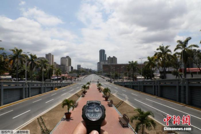 正午时分，委内瑞拉加拉加斯几乎空无一人的玻利瓦尔大道。