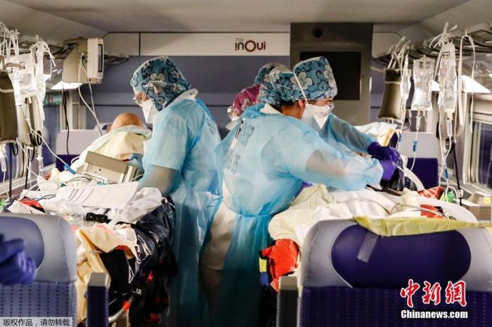 当地时间4月1日，医务人员在法国巴黎Gare dAusterlitz火车站将新冠肺炎患者安置在一辆医用TGV高速列车。大巴黎地区1日首次使用医疗高铁列车将数十名重症患者转运到其他地方继续接受治疗，36名重症患者被转运至布列塔尼。据大巴黎地区医疗卫生机构负责人1日确认，当地医院负荷已达极限。