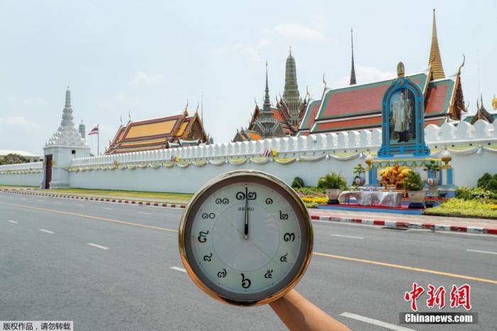 资料图：泰国曼谷大皇宫旁的空旷公路。