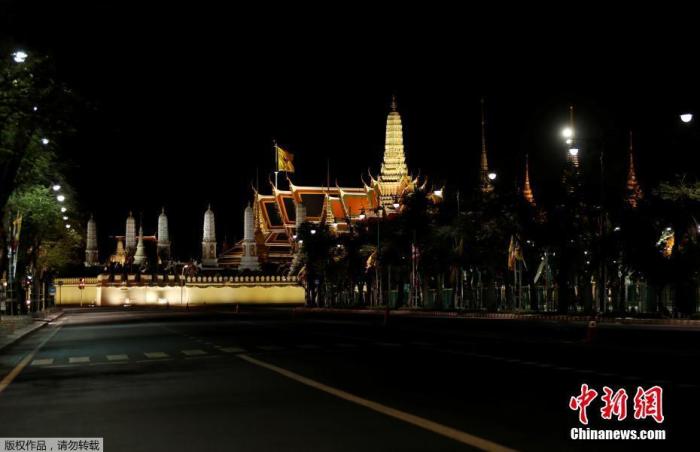 当地时间4月2日，泰国总理巴育发表电视讲话宣布，为控制新冠肺炎疫情，自4月3日起实行全国宵禁，宵禁时间为每天晚上10时至次日凌晨4时，直至疫情好转。图为大皇宫旁空荡荡的大道。