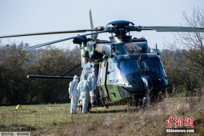 当地时间4月2日，搭载着两名法国新冠肺炎患者的军用直升机抵达哈尔茨附近的一个小机场，德国医疗人员正在转移患者。据悉，这些患者是从法国斯特拉斯堡乘军用直升机抵达，他们将被转移到图林根一家医院的重症监护室。
