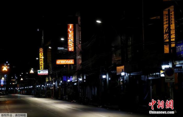 当地时间4月2日，泰国总理巴育发表电视讲话宣布，为控制新冠肺炎疫情，自4月3日起实行全国宵禁，宵禁时间为每天晚上10时至次日凌晨4时，直至疫情好转。图为曼谷旅游的空旷道路。