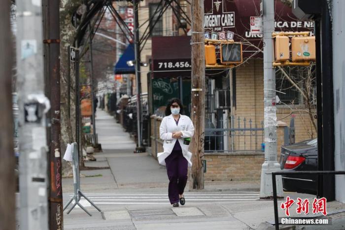 当地时间4月3日，纽约布鲁克林，一名医务工作者走向自己上班的医院。当日，纽约市长白思豪举行记者会称，4月和5月，纽约市预计需要1.5万台呼吸机，8.5万张病床和4.5万名专业医护人员。
<a target='_blank' href='http://www.chinanews.com/'>中新社</a>记者 廖攀 摄
