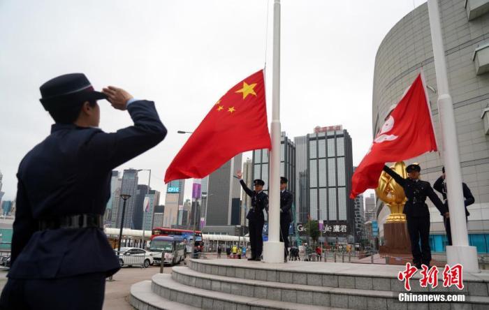 4月4日上午8时，香港金紫荆广场举行下半旗仪式，向在抗击新冠肺炎疫情斗争中牺牲的烈士和逝世同胞表示深切哀悼。中新社记者 张炜 摄