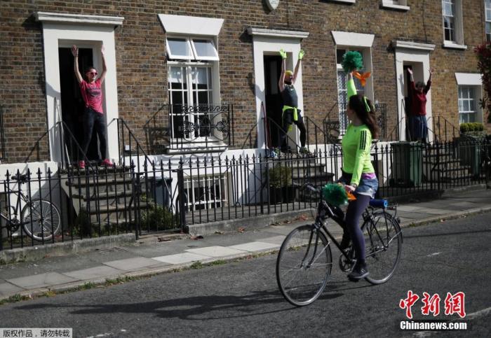 当地时间4月4日，英国伦敦新冠疫情蔓延期间，居民们在西蒙·加纳(Simon Garner)的带领下参加了一个“踏上台阶”健身课程。