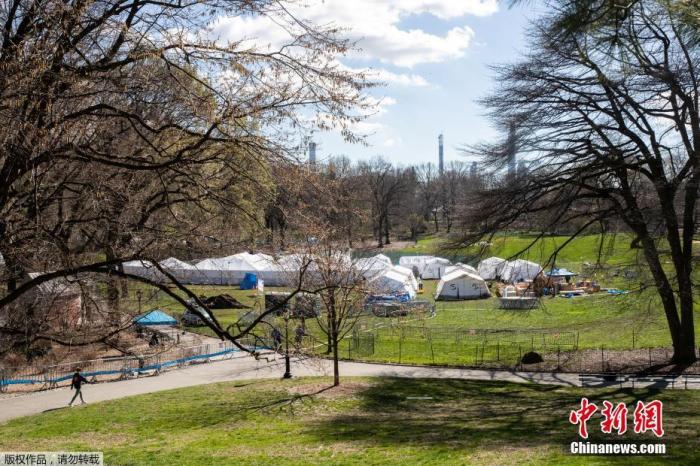 当地时间4月4日，美国纽约中央公园东草地搭建起的紧急野战医院的帐篷。