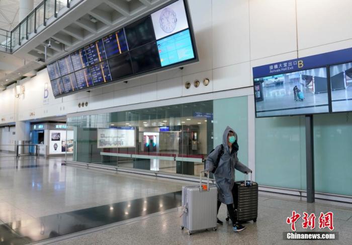 资料图：4月7日，香港国际机场客流稀少，许久才有零星的旅客走入接机大堂。中新社记者 张炜 摄