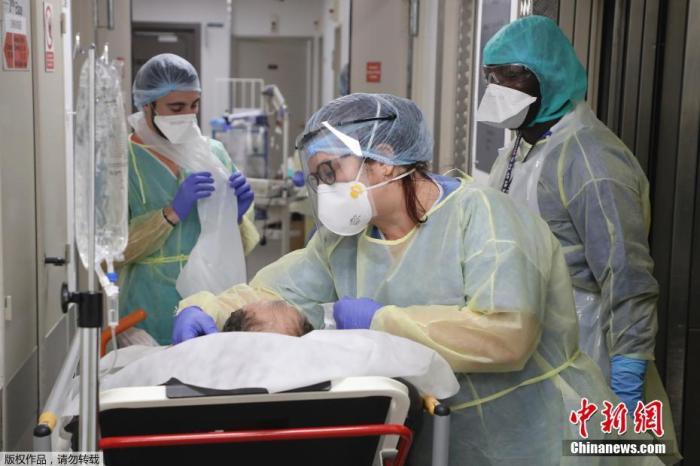 当地时间4月8日，法国因新冠肺炎疫情封城第23天，巴黎附近的巴尼奥莱市一家医院内，医护人员在送新冠肺炎患者扫描检查的途中进行护理。