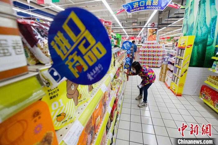 4月9日，山西省太原市一超市，消费者正在选购进口商品。当日，中国商务部新闻发言人高峰透露，3月中国进出口情况有所好转。
<a target='_blank' href='http://www.chinanews.com/'>中新社</a>记者 张云 摄