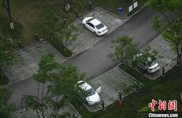 4月9日，重庆大渡口一体育公园内，车辆正在新能源汽车充电桩处进行充电。<em></em>
中新社记者 陈超 摄