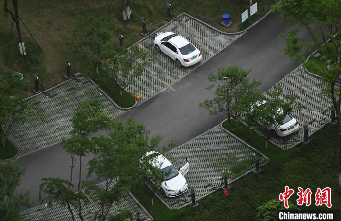 4月9日,重庆大渡口一体育公园内,车辆正在新能源汽车充电桩处进行充电。<em></em>
中新社记者 陈超 摄 4月9日,重庆大渡口一体育公园内,车辆正在新能源汽车充电桩处进行充电。<em></em>
中新社记者 陈超 摄