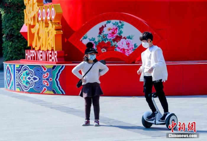 资料图：一小朋友在玩平衡车。<a target='_blank' href='http://www.chinanews.com/'>中新社</a>记者 张畅 摄