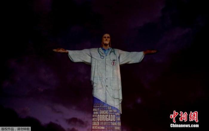 当地时间4月12日，巴西里约热内卢的耶稣雕像穿上了“白大褂”，雕塑上用多国语言向在抗击新冠肺炎一线工作的医护人员表示感谢。