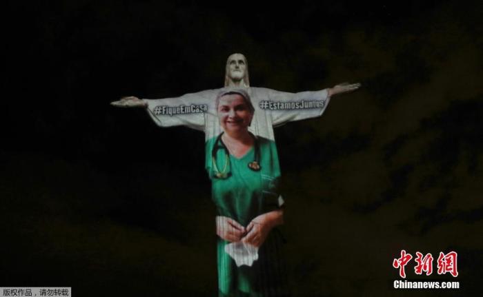 当地时间4月12日，巴西里约热内卢的耶稣雕像穿上了“白大褂”，雕塑上用多国语言向在抗击新冠肺炎一线工作的医护人员表示感谢。