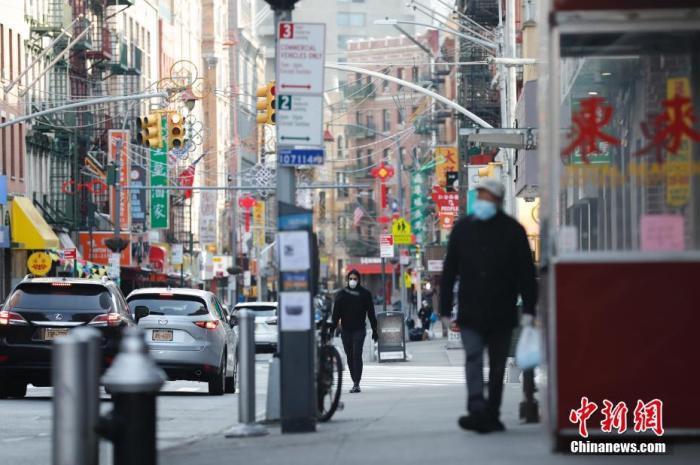 当地时间4月12日，行人行走在纽约曼哈顿唐人街。<a target='_blank' href='http://www.chinanews.com/'>中新社</a>记者 廖攀 摄