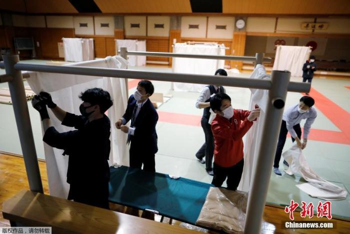 当地时间4月13日,日本横滨一所柔道场正在改建成为临时避难所。由于受到新冠肺炎病毒的影响,当地一些24小时网吧、漫画店和咖啡店暂停营业,一些曾经在这些地方过夜的流浪者无处安身。当地工作人员将柔道场改建成为临时避难所,安置无家可归者。 当地时间4月13日,日本横滨一所柔道场正在改建成为临时避难所。由于受到新冠肺炎病毒的影响,当地一些24小时网吧、漫画店和咖啡店暂停营业,一些曾经在这些地方过夜的流浪者无处安身。当地工作人员将柔道场改建成为临时避难所,安置无家可归者。